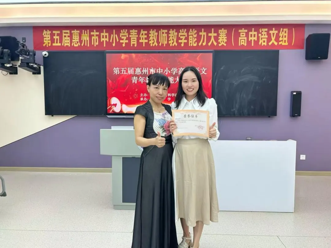 唐秀兰老师与教研团队讨论教学方案