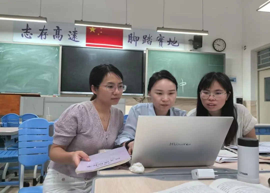 唐秀兰老师在课堂上进行精彩展示