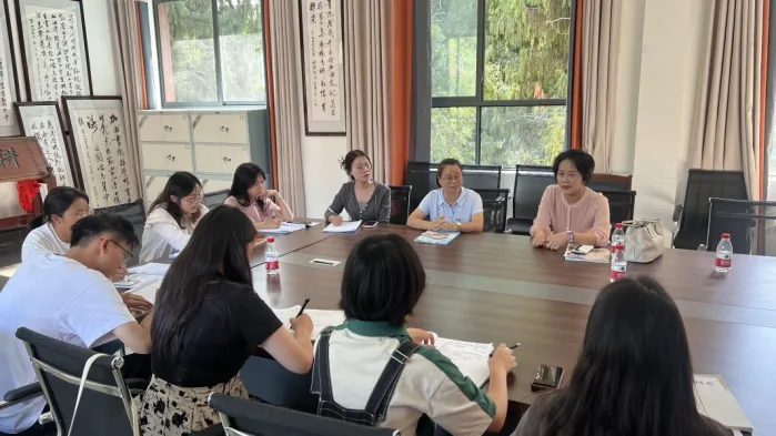 安龙加油书院老师对示范课进行评议