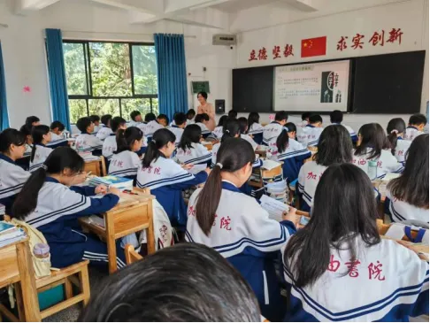 唐怡老师的示范课课堂场景