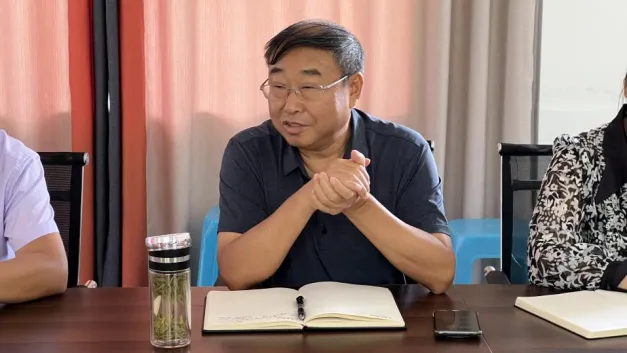 邹志明主席代表学校赠送体育用品