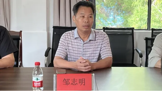 安龙加油书院领导接受赠送的体育用品