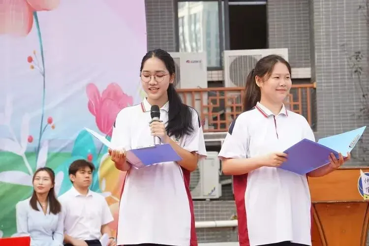 高三学生深情朗诵诗歌《仲恺中学 园丁颂》