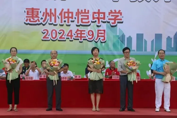 向晓林老师（左二）和唐涛老师（右二）接受学生献花