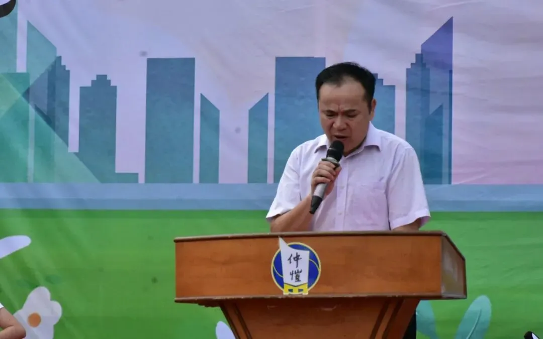 诗朗诵现场，学生们充满深情地表达对老师的赞美