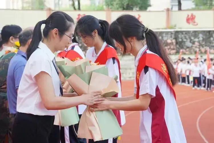 学生代表向荣获表彰的教师献上鲜花