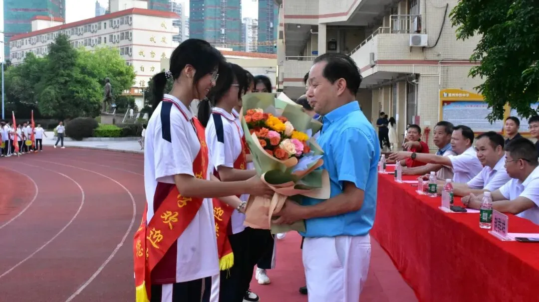 学生代表向老师们献花致敬