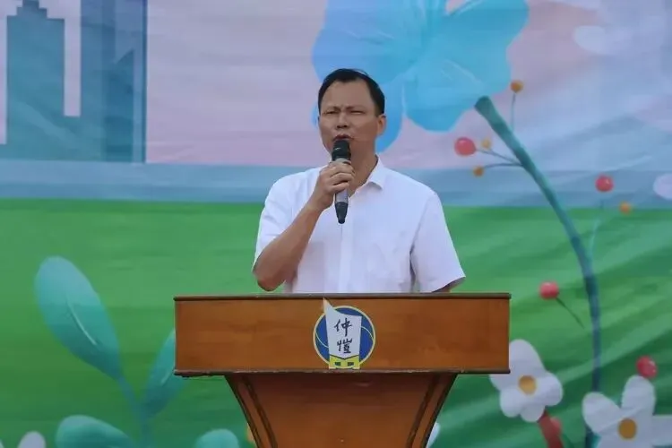 惠州仲恺中学负责人张伟雄校长发表主题讲话