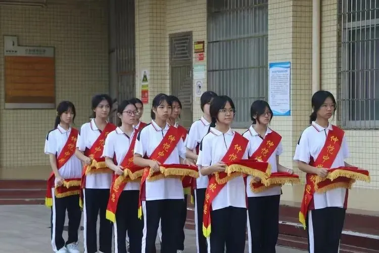 诗朗诵《仲恺中学 园丁颂》现场画面