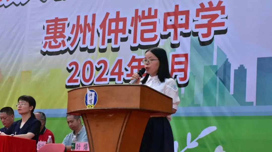 学生代表肖涛发言，表达对老师的感激之情