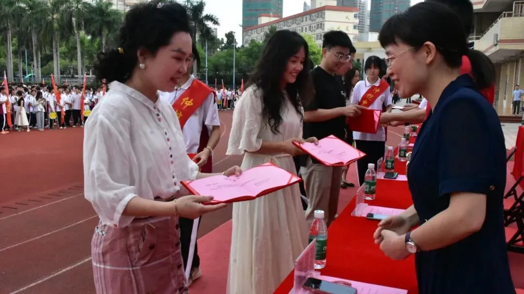 学校领导为受表彰教师颁发荣誉证书