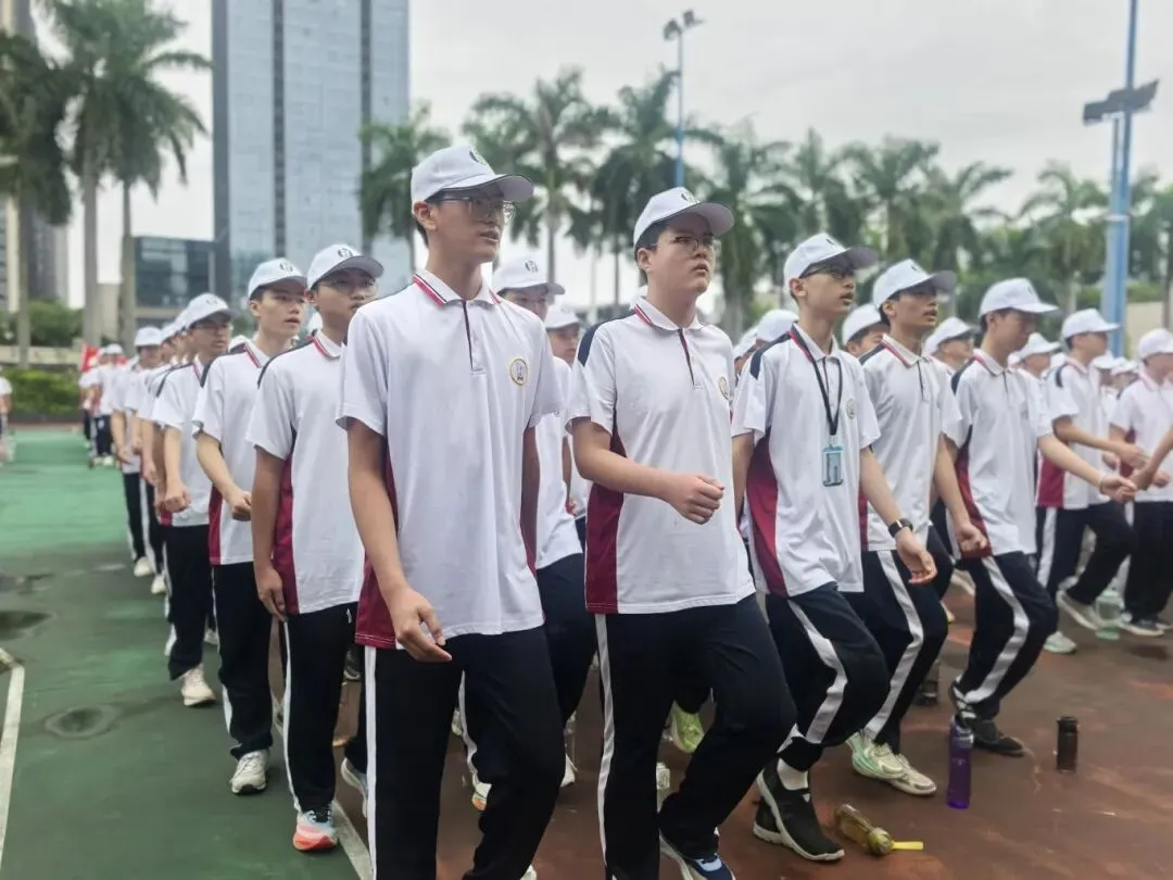 惠州仲恺中学2024级高一新生在进行军姿训练