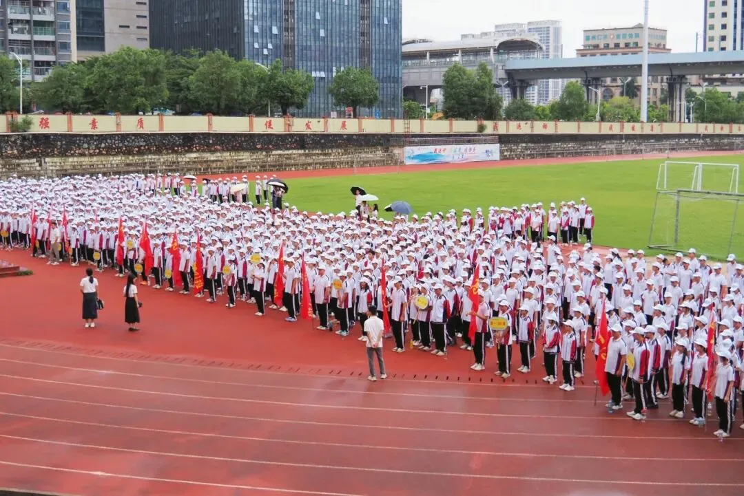 惠州仲恺中学2024级高一新生在进行步伐训练