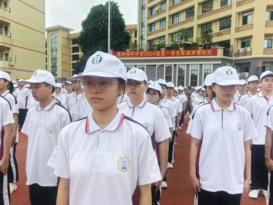 惠州仲恺中学2024级高一新生军训正式开营,学校负责人张伟雄宣布开营