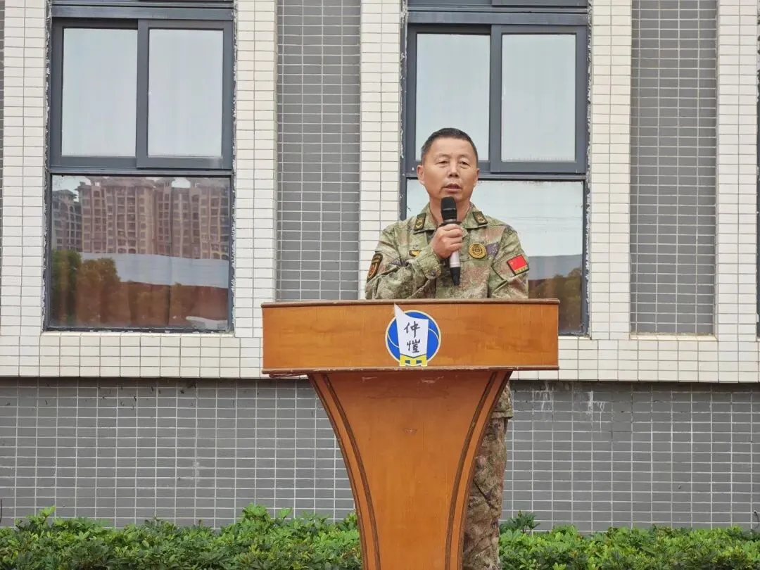 惠州仲恺中学2024级高一新生军训开营仪式现场,区人民武装办公室杨培民科长讲话