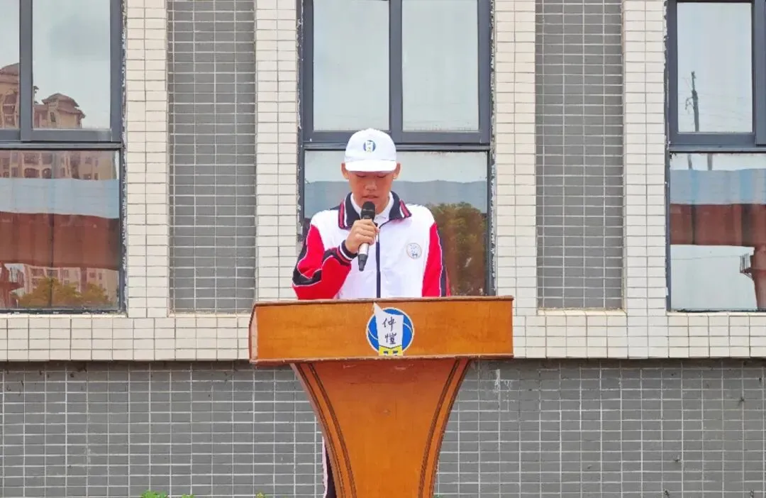 惠州仲恺中学2024级高一新生军训开营仪式上,学生代表邓嘉荣发言