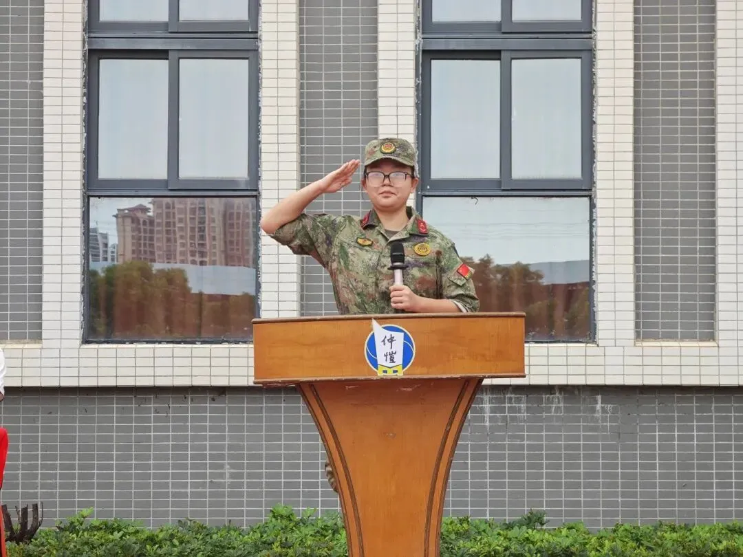 惠州仲恺中学2024级高一新生军训开营仪式现场,教官代表刘锦西发言
