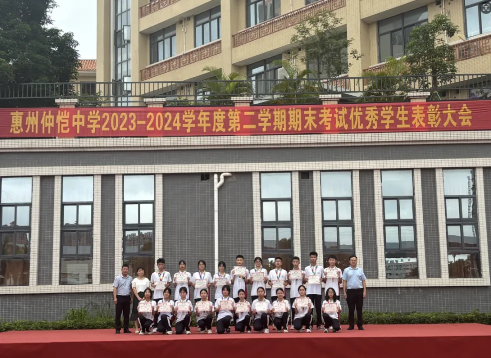 学校领导为获奖学生颁发奖牌