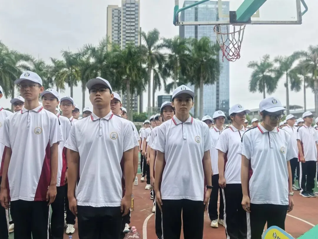 惠州仲恺中学2024级高一新生在教官带领下进行队列训练