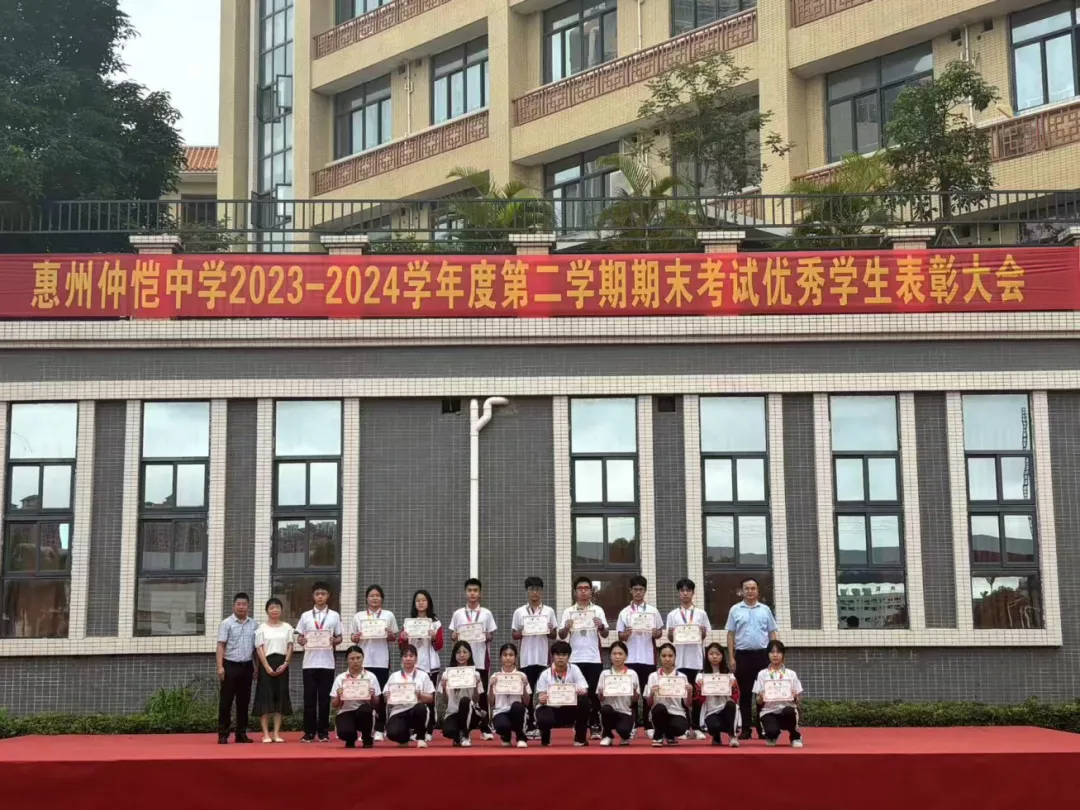 获奖学生与学校领导合影留念