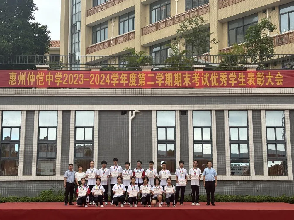 获奖学生们展示奖状和奖牌