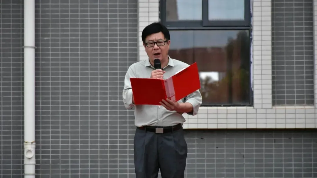 教务处唐涛主任宣读获奖学生名单