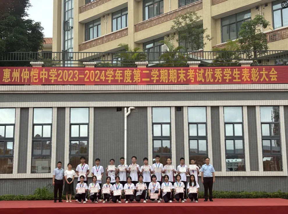 学校领导为获奖学生颁发奖状