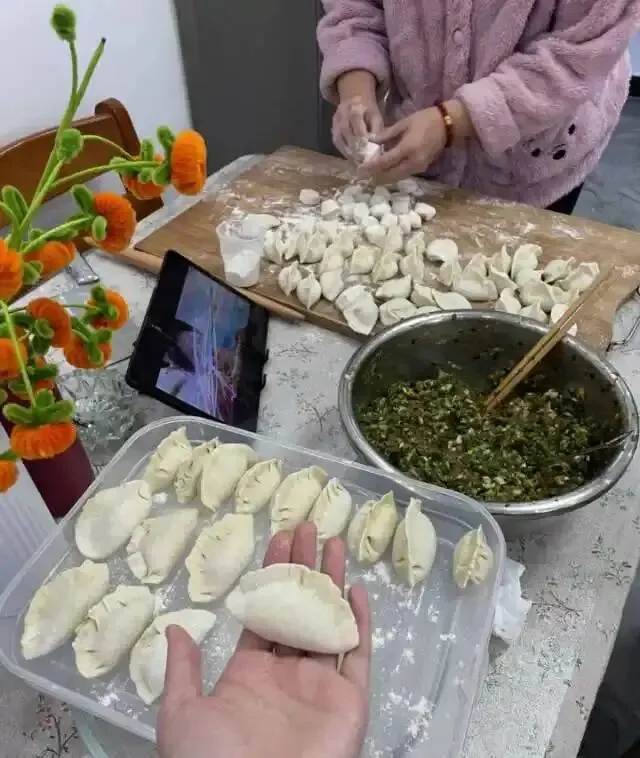 学生记录制作醪糟的过程