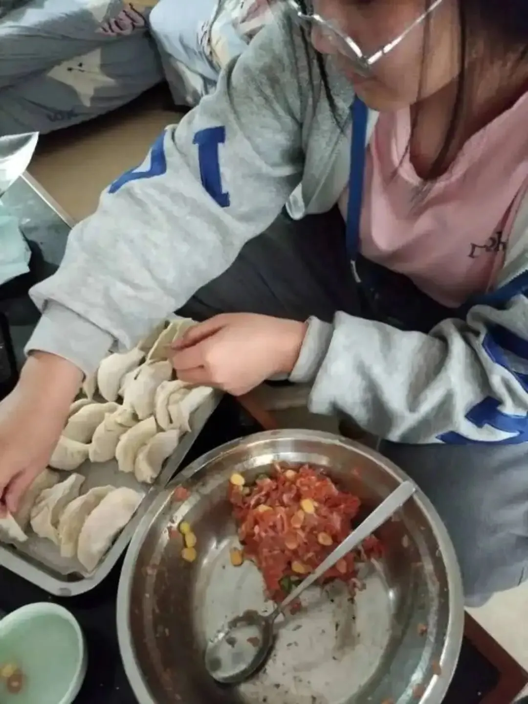 学生展示自己制作的食品