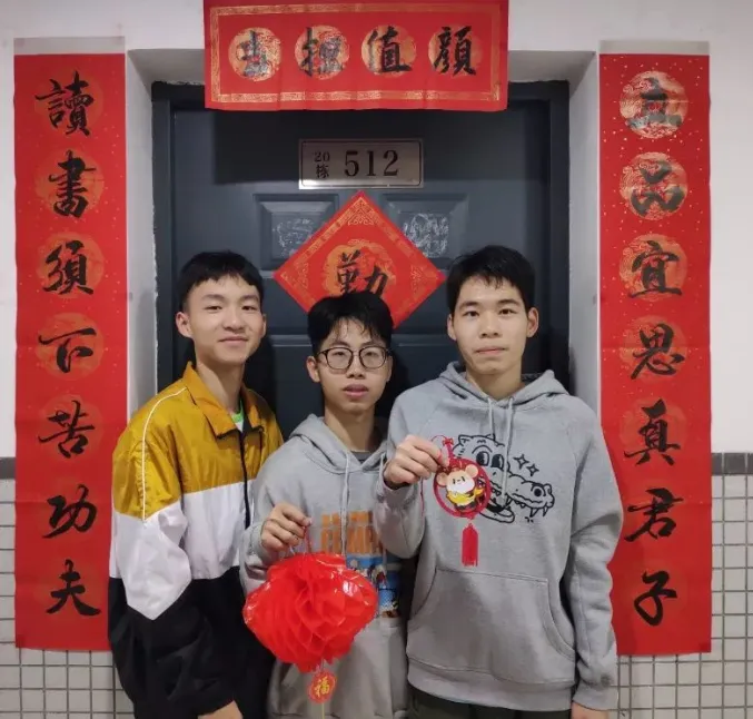 学生通过绘画记录春节习俗