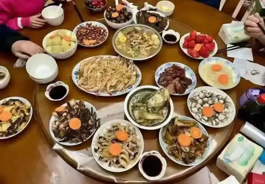 同学们参与家庭劳动，体验传统年俗