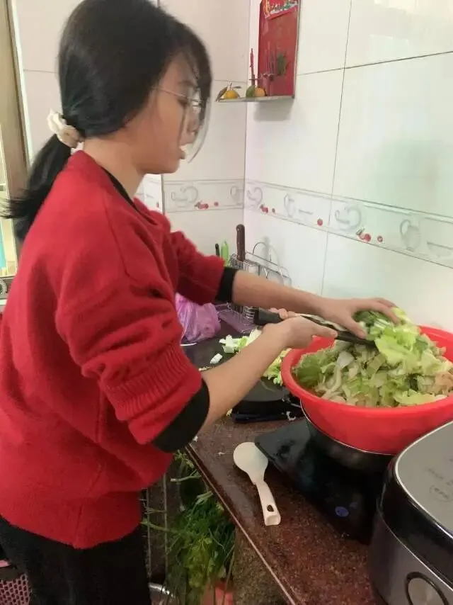 学生分享制作食物的乐趣