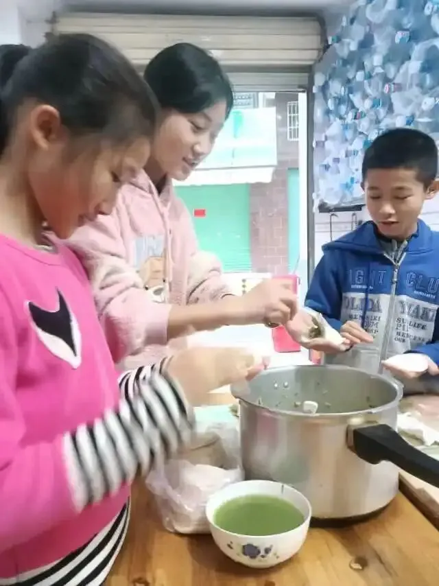学生在制作过程中观察发酵