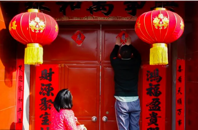 学生展示自己制作的春节手工艺品