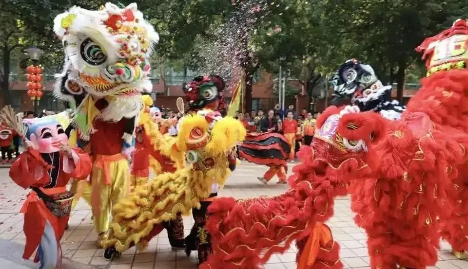 学生展示包饺子等传统年俗活动