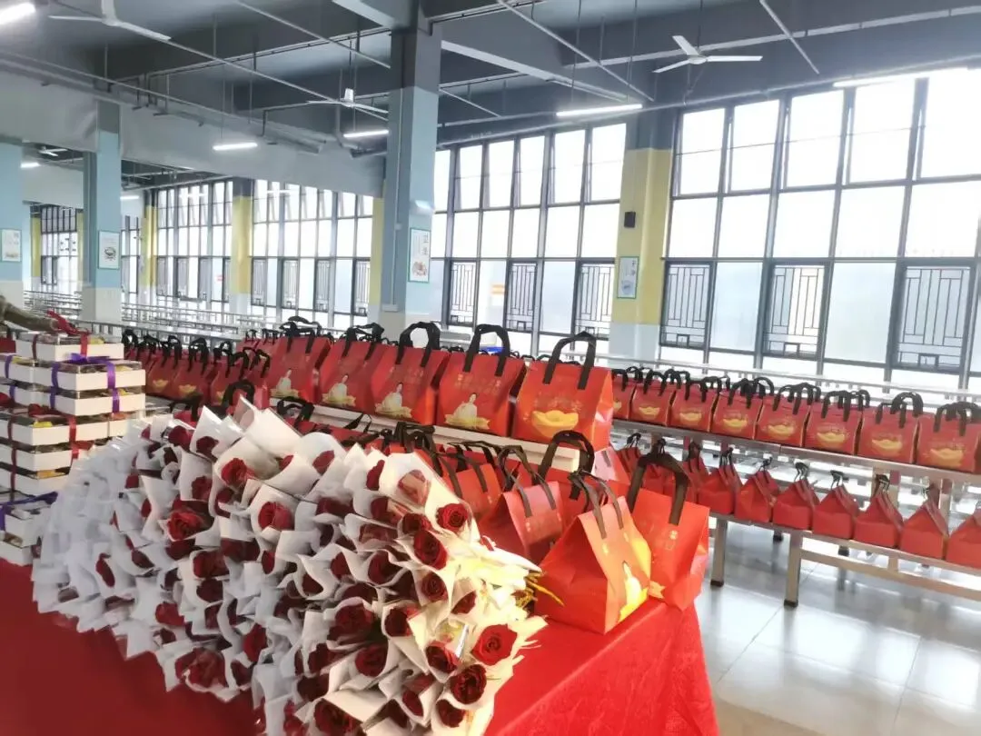 精心准备的蛋糕礼盒，印有节日的祝福语