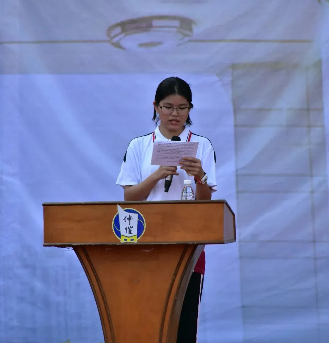 高一新生代表李美娟在主席台上发言