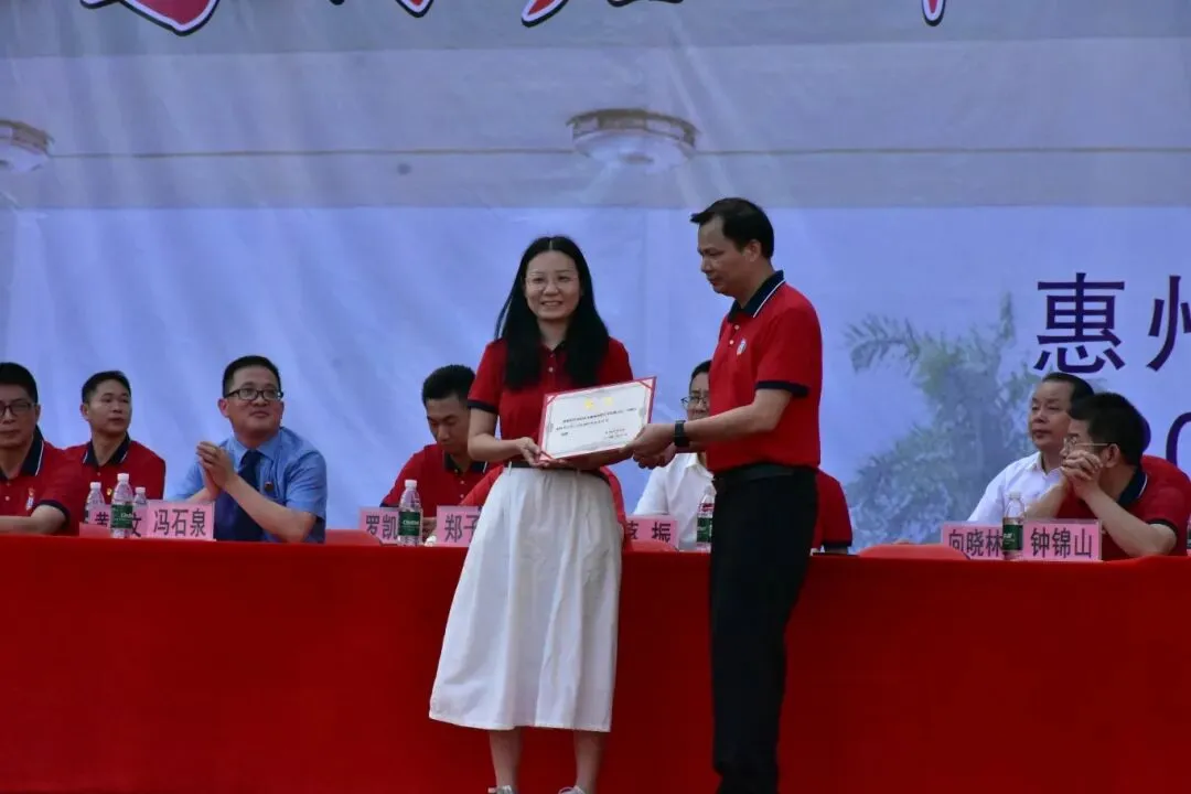 张伟雄校长为新任年级主任颁发聘书