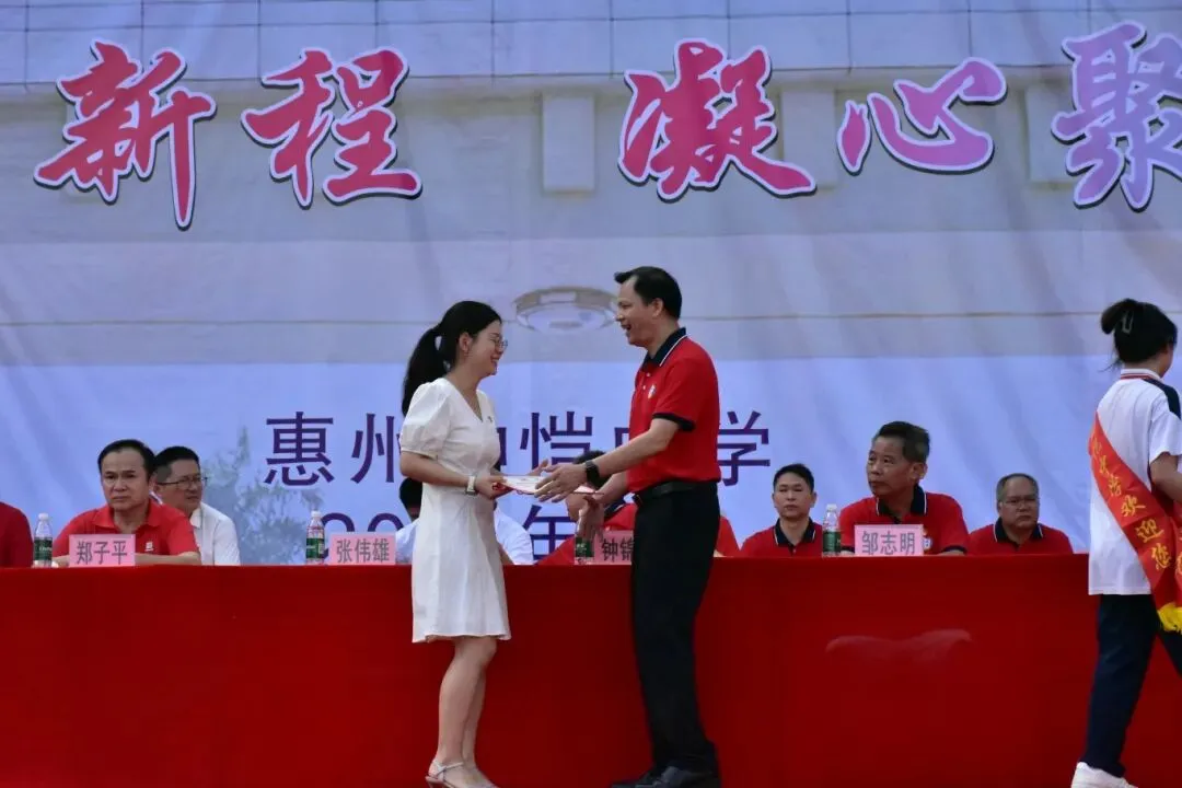 新任年级主任和年级组长合影留念