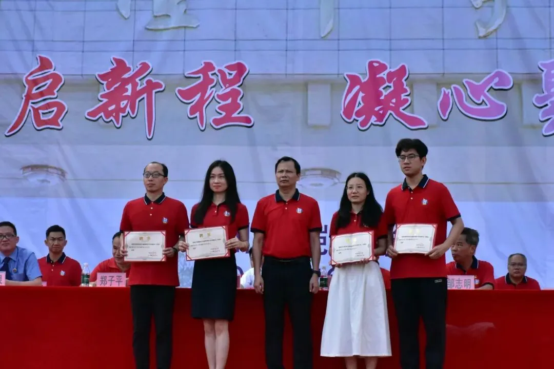 新任年级主任和年级组长合影留念