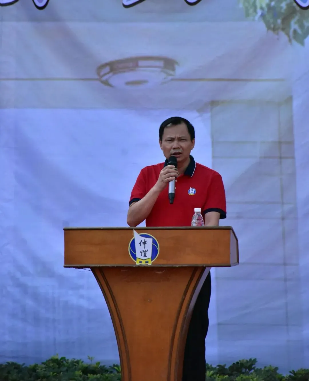 惠州仲恺中学负责人张伟雄发表开学讲话