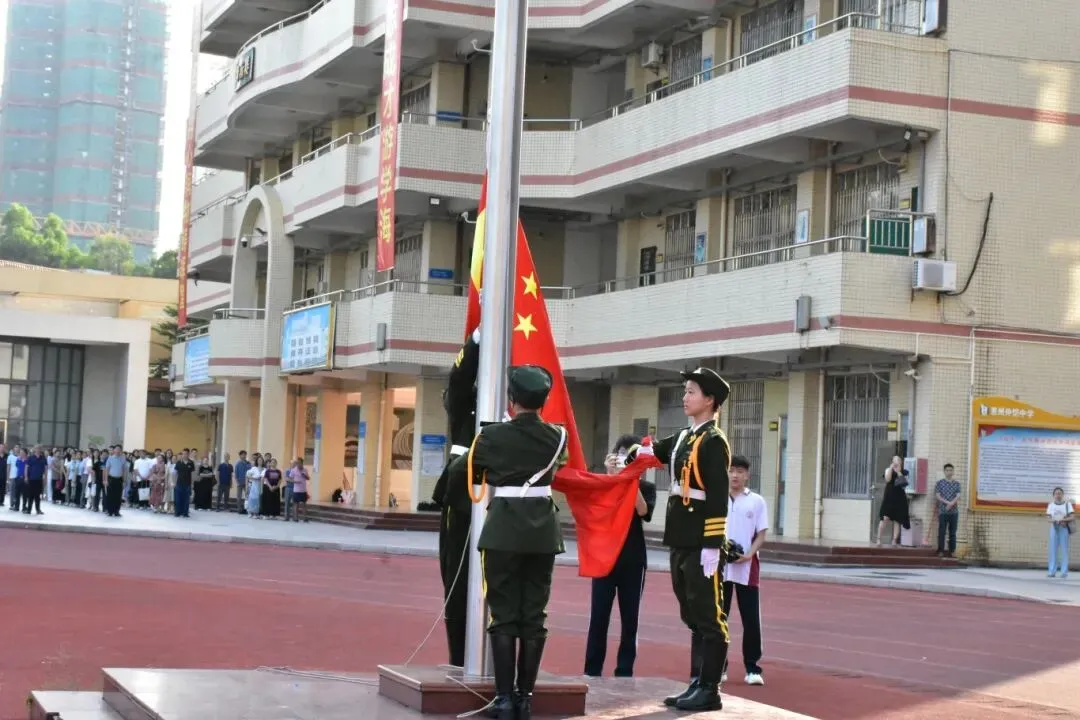 全体师生肃立,目光聚焦于冉冉升起的五星红旗