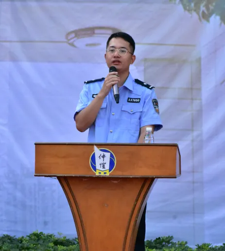 仲恺交警大队警官康海龙进行交通安全讲话