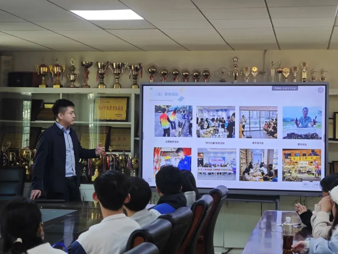 欢迎仪式现场，领导与大学生代表合影