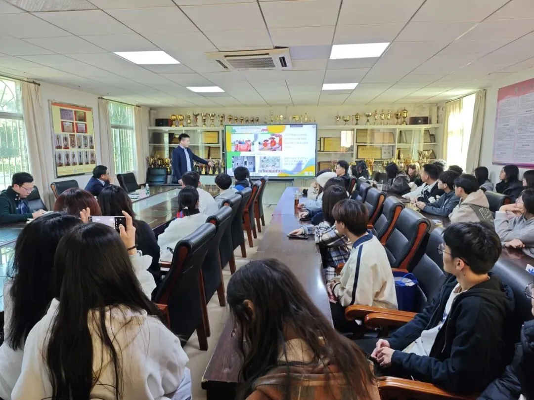 返校宣讲的大学生们