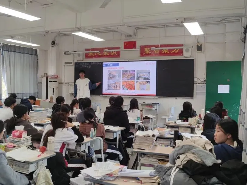 高三学子认真聆听学长学姐的分享