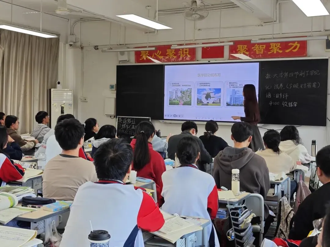 高三学子与学长学姐合影留念