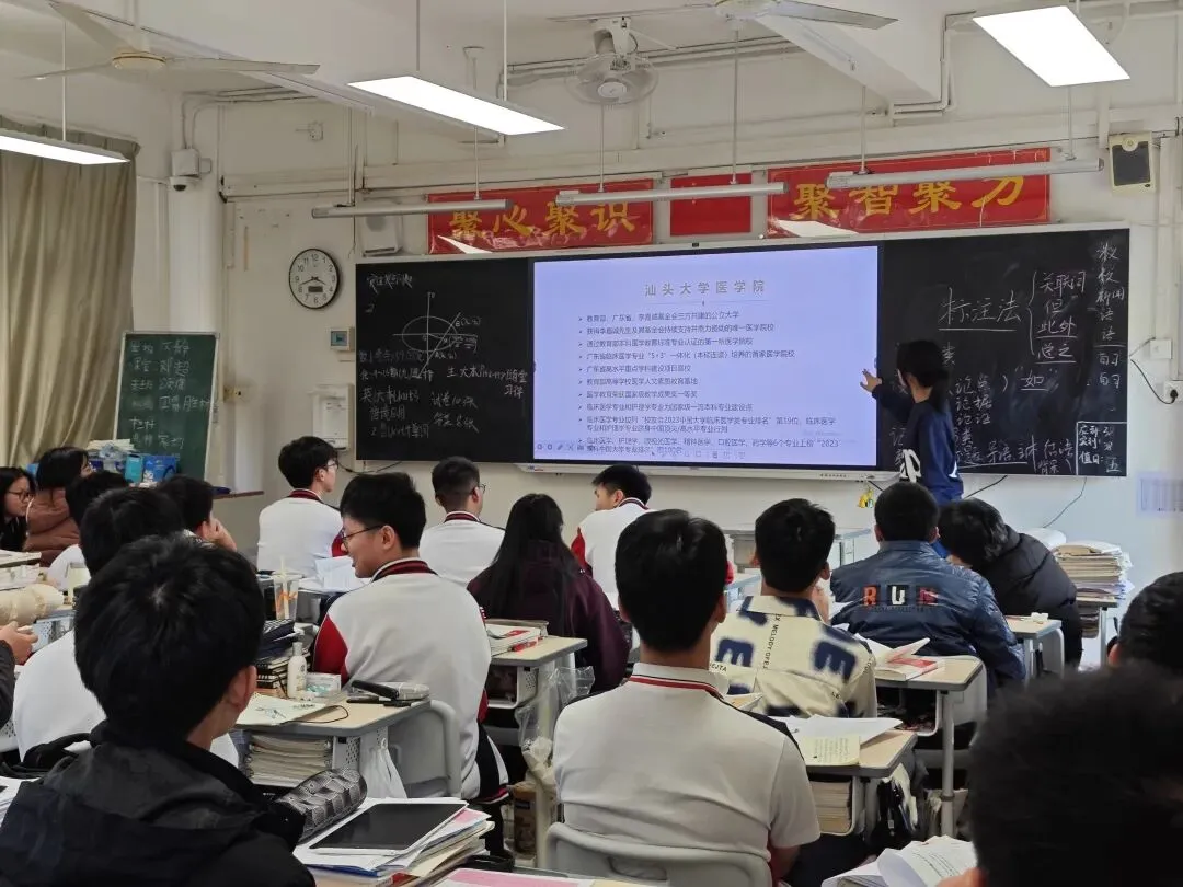 高三学子积极提问