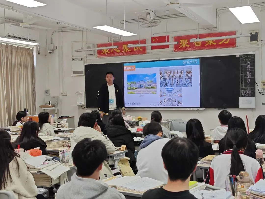 学长学姐在班级进行大学宣讲