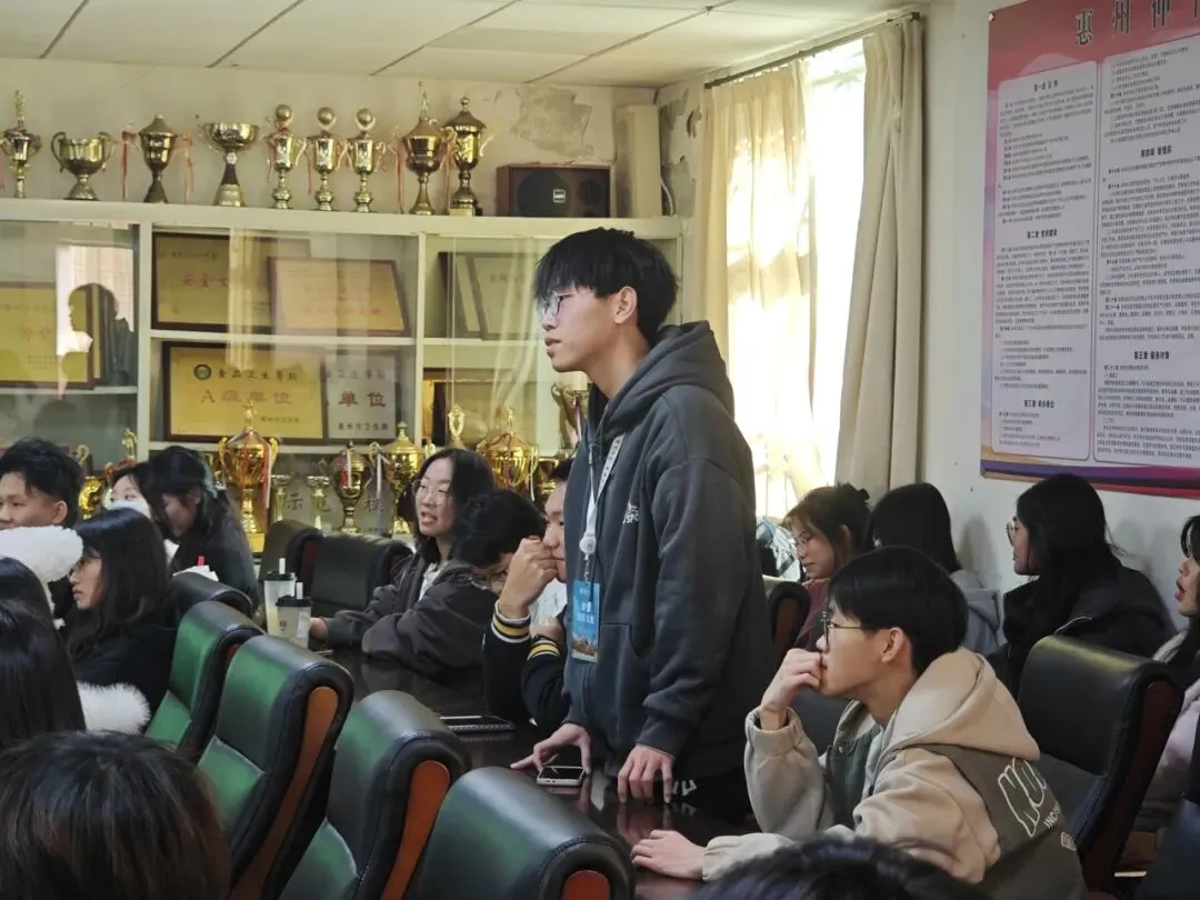 大学生们在互动环节积极发言